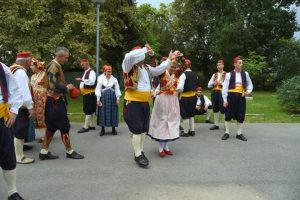 40877324_443018886103430_474525793796489216_n