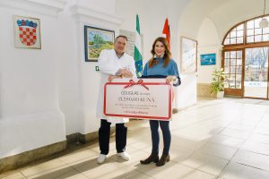 Ravnatelj bolnice Renato Mittermayer s izvrnom direktoricom Douglas parfumerija Adrijanom Bokan